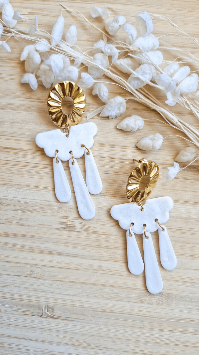 Éclat nacré - Boucles d'oreilles en pâte polymère et résine. 