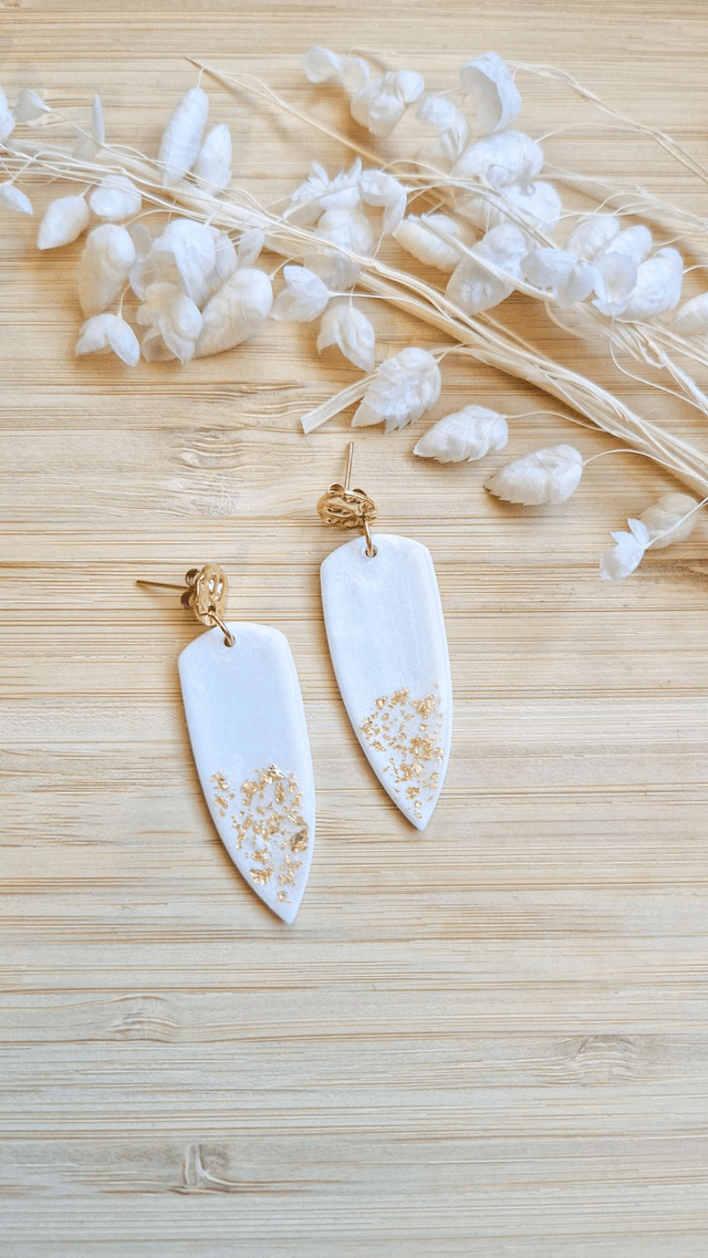 Éclat nacré doré - Boucles d'oreilles en pâte polymère et résine.  
