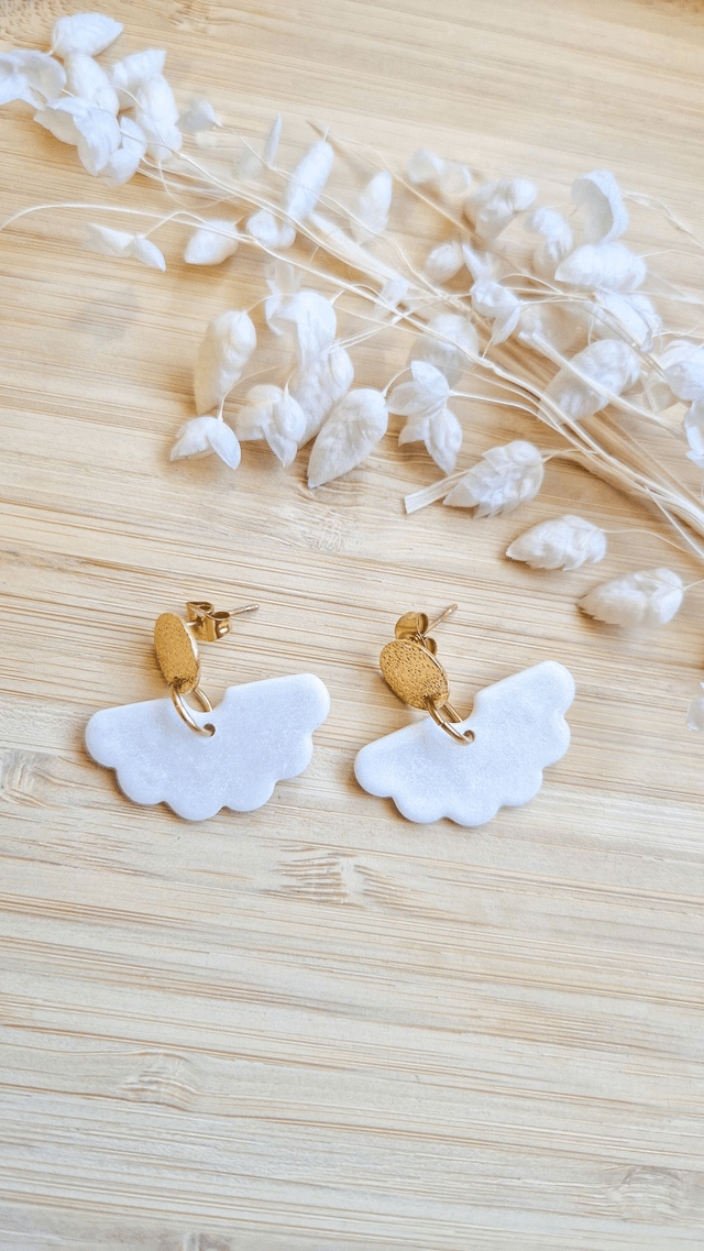 Éclat nacré - Boucles d'oreilles en pâte polymère et résine. 