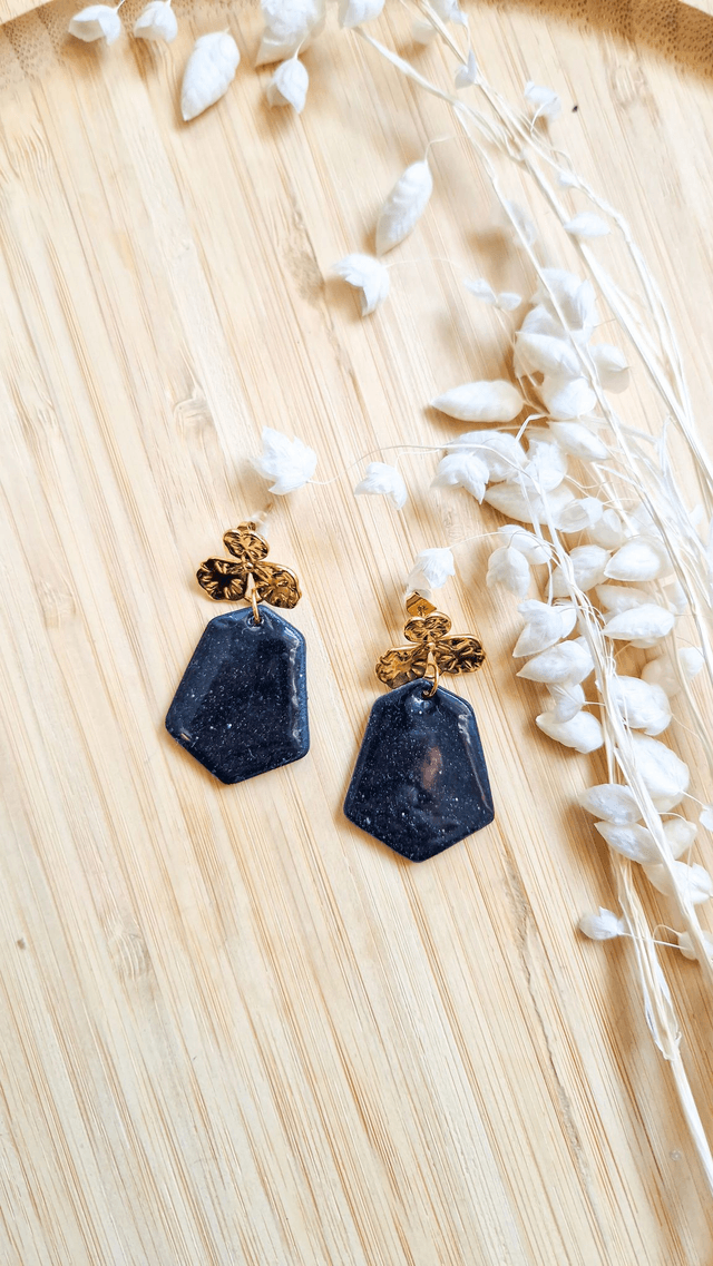Noir Céleste - Boucles d'oreilles en pâte polymère et résine. 