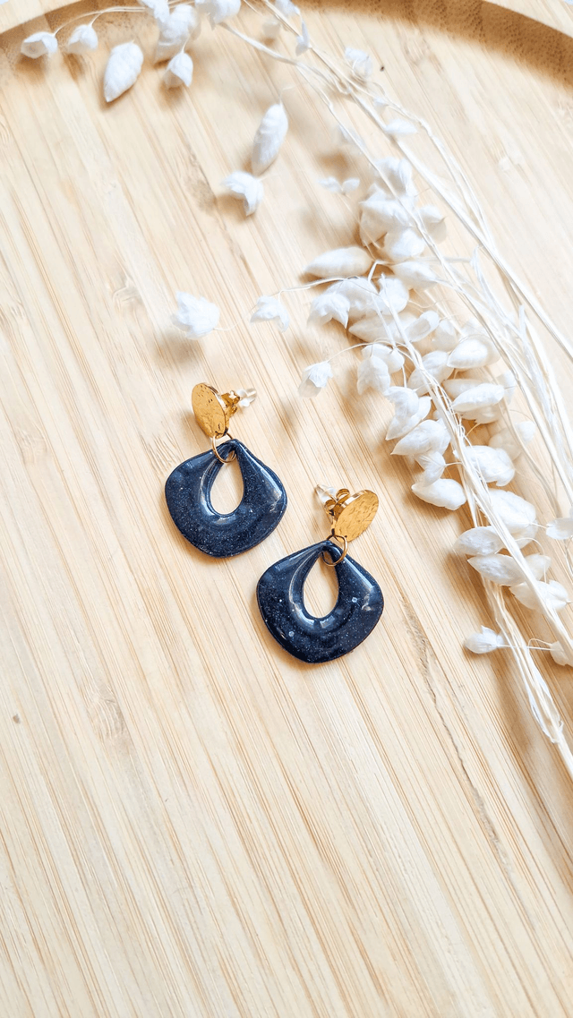 Noir Céleste - Boucles d'oreilles en pâte polymère et résine. 