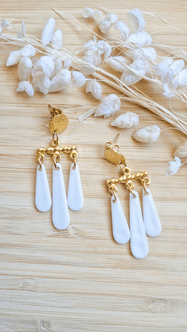Éclat nacré - Boucles d'oreilles en pâte polymère et résine. 