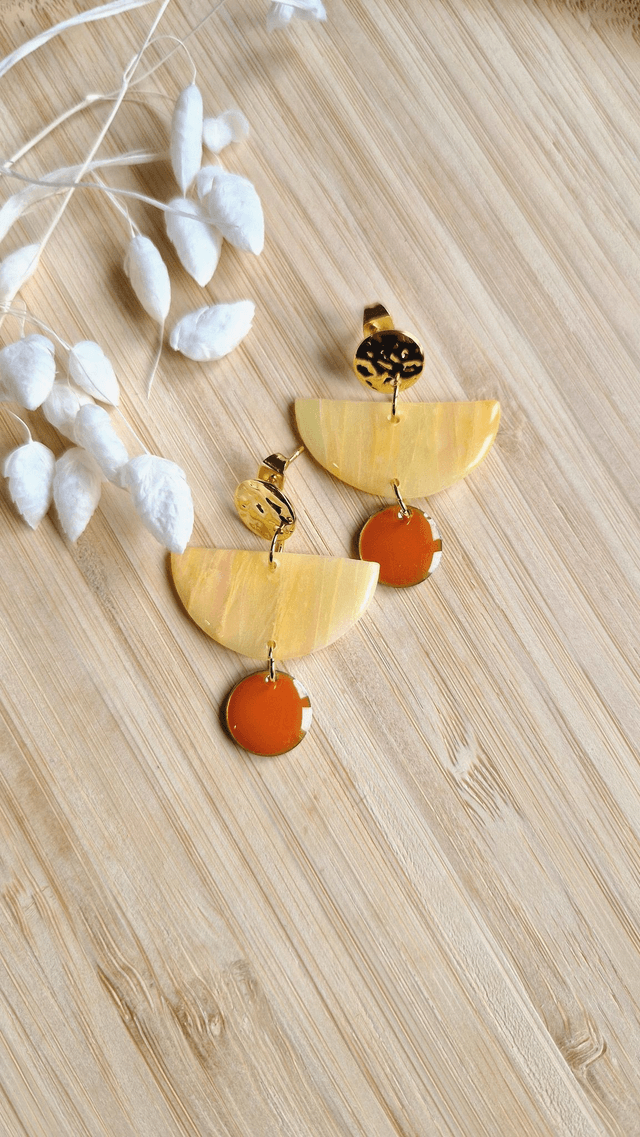  Été Enflammé - Boucles d'oreilles en pâte polymère et résine.