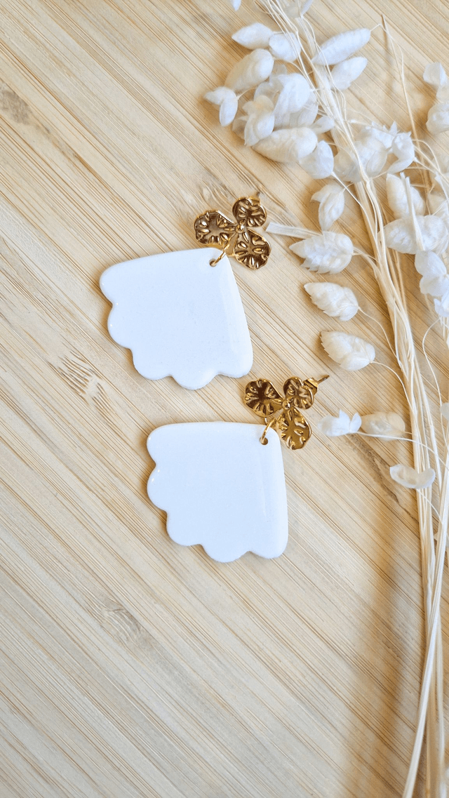 Éclat nacré - Boucles d'oreilles en pâte polymère et résine. 