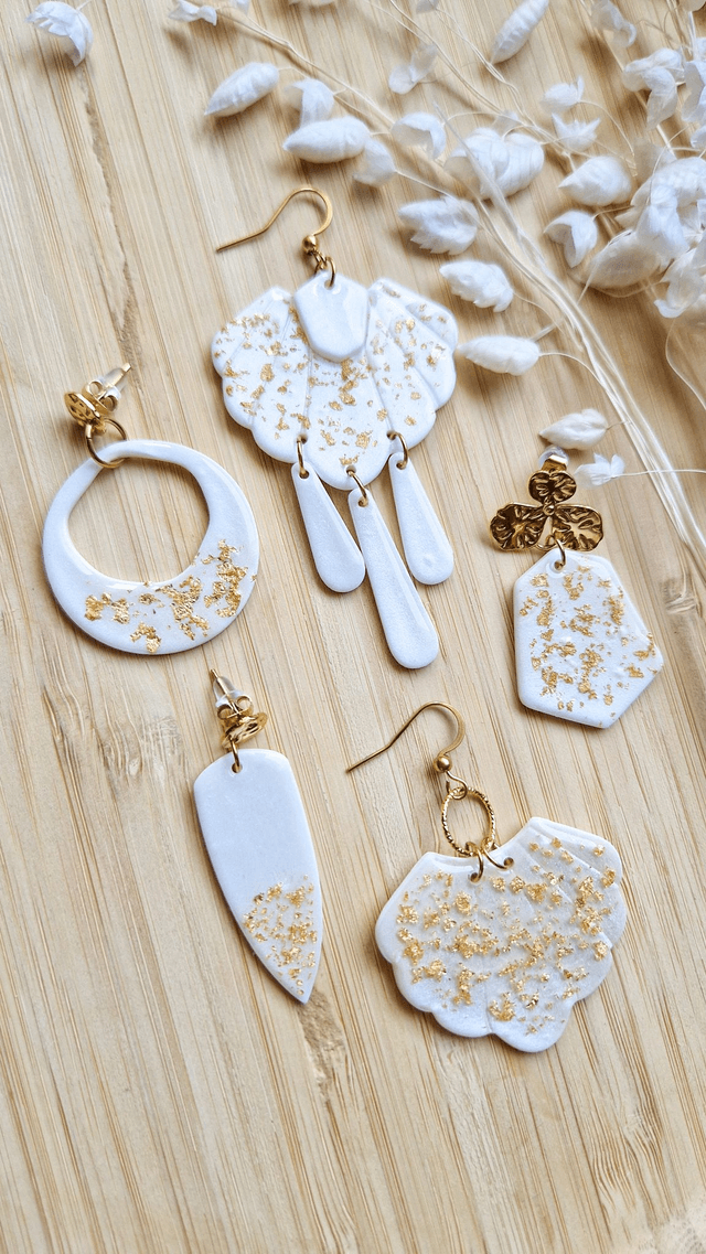 Éclat nacré doré - Boucles d'oreilles en pâte polymère et résine.  