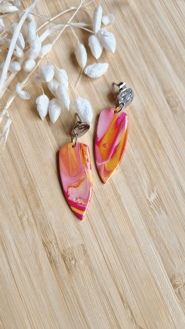 Flamme d’été - Boucles d'oreilles en pâte polymère et résine. 