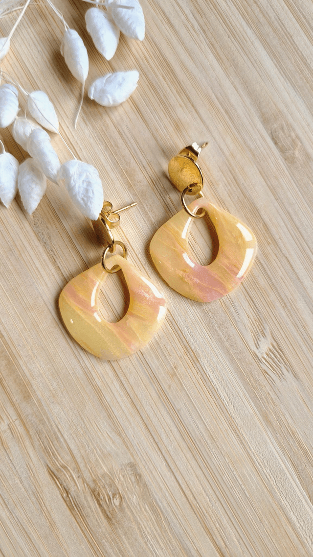 Été Enflammé - Boucles d'oreilles en pâte polymère et résine.