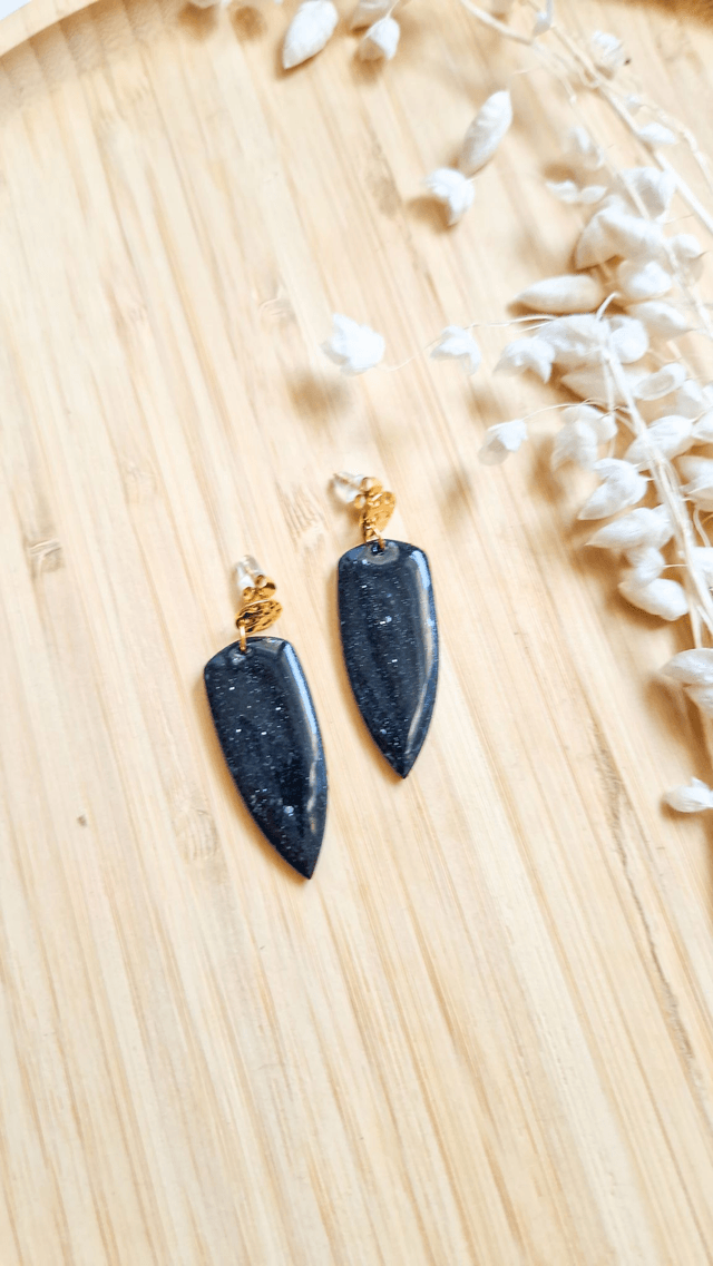Noir Céleste - Boucles d'oreilles en pâte polymère et résine. 