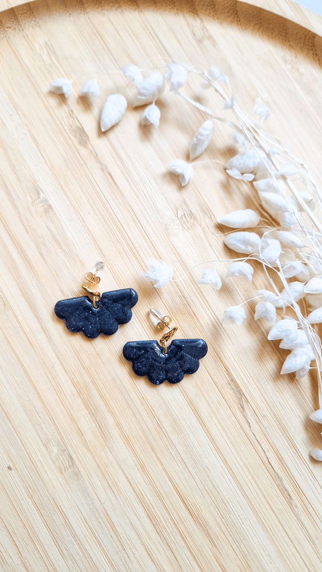 Noir Céleste - Boucles d'oreilles en pâte polymère et résine. 