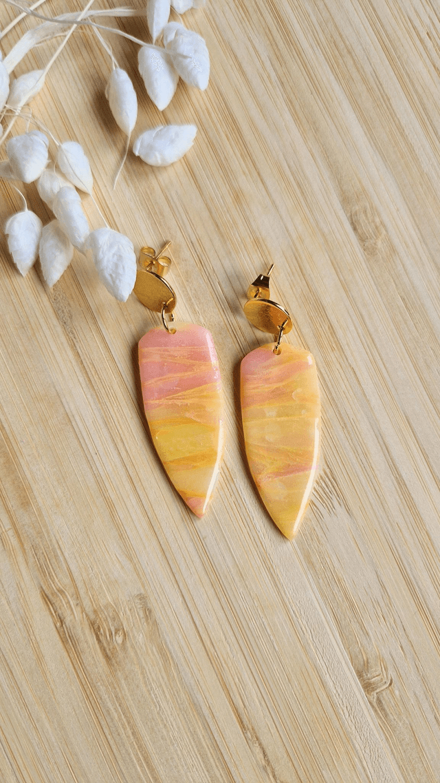  Été Enflammé - Boucles d'oreilles en pâte polymère et résine.