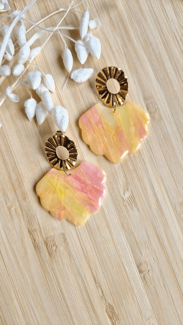  Été Enflammé - Boucles d'oreilles en pâte polymère et résine.