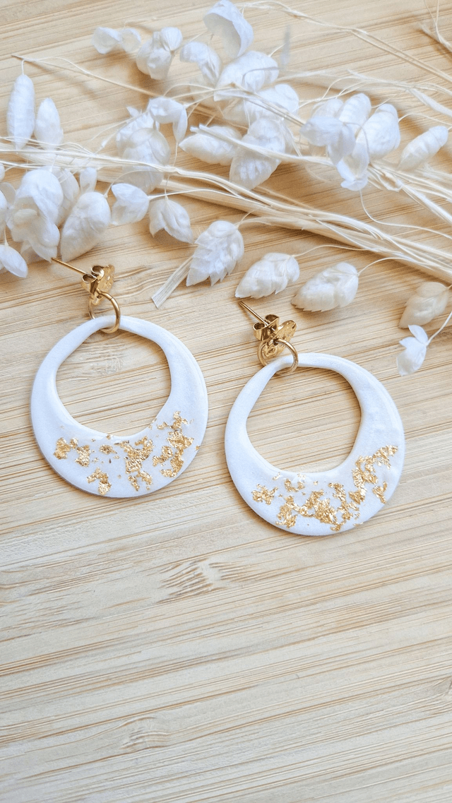 Éclat nacré doré - Boucles d'oreilles en pâte polymère et résine.  