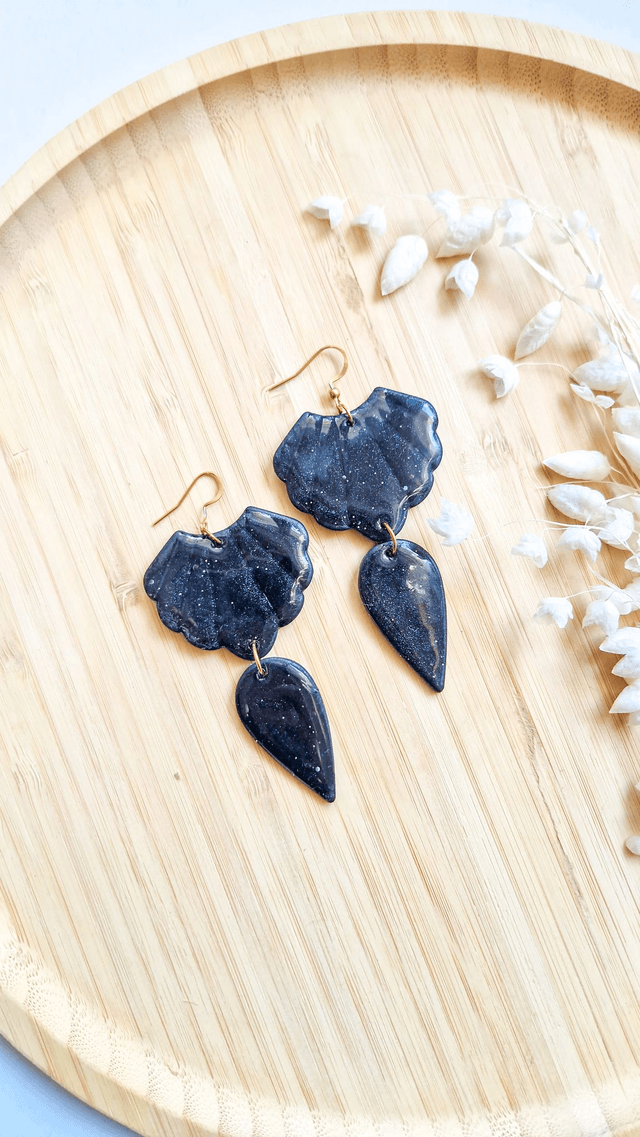 Noir Céleste - Boucles d'oreilles en pâte polymère et résine. 