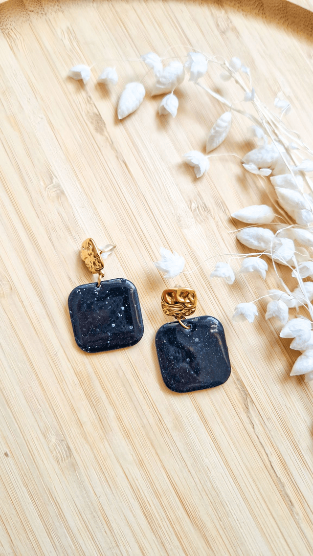 Noir Céleste - Boucles d'oreilles en pâte polymère et résine. 