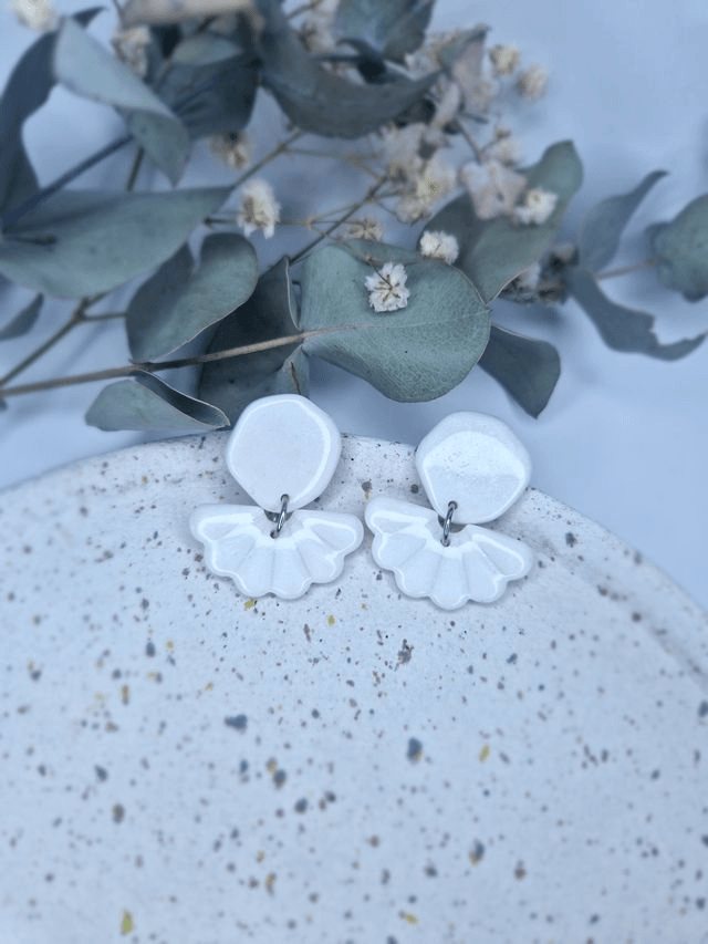 Éclat Lunaire - Boucles d'oreilles en pâte polymère et résine. 
