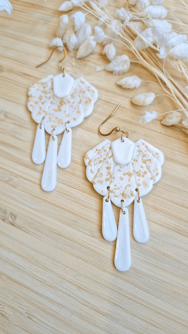 Éclat nacré doré - Boucles d'oreilles en pâte polymère et résine.  
