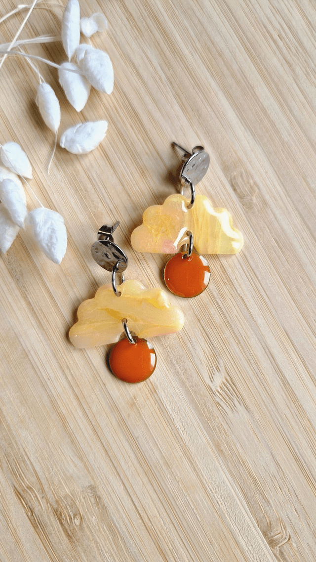  Été Enflammé - Boucles d'oreilles en pâte polymère et résine.