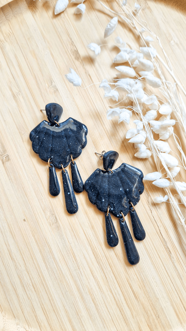 Noir Céleste - Boucles d'oreilles en pâte polymère et résine. 