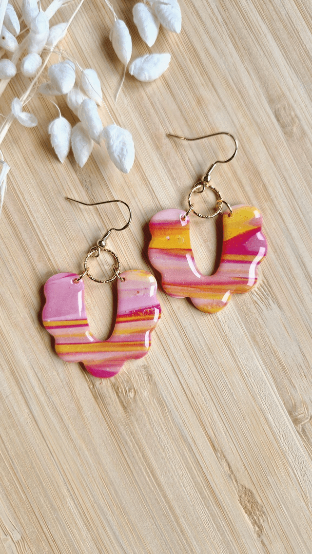 Flamme d’été - Boucles d'oreilles en pâte polymère et résine. 