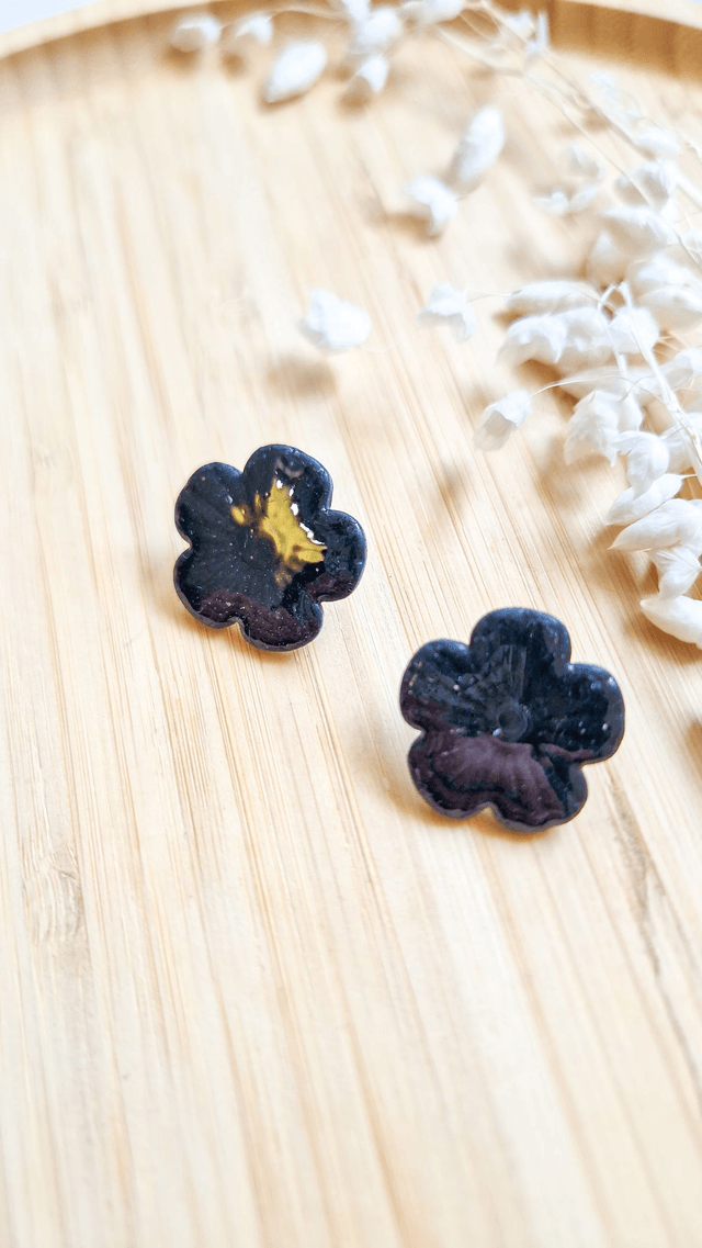 Noir Céleste - Boucles d'oreilles en pâte polymère et résine. 