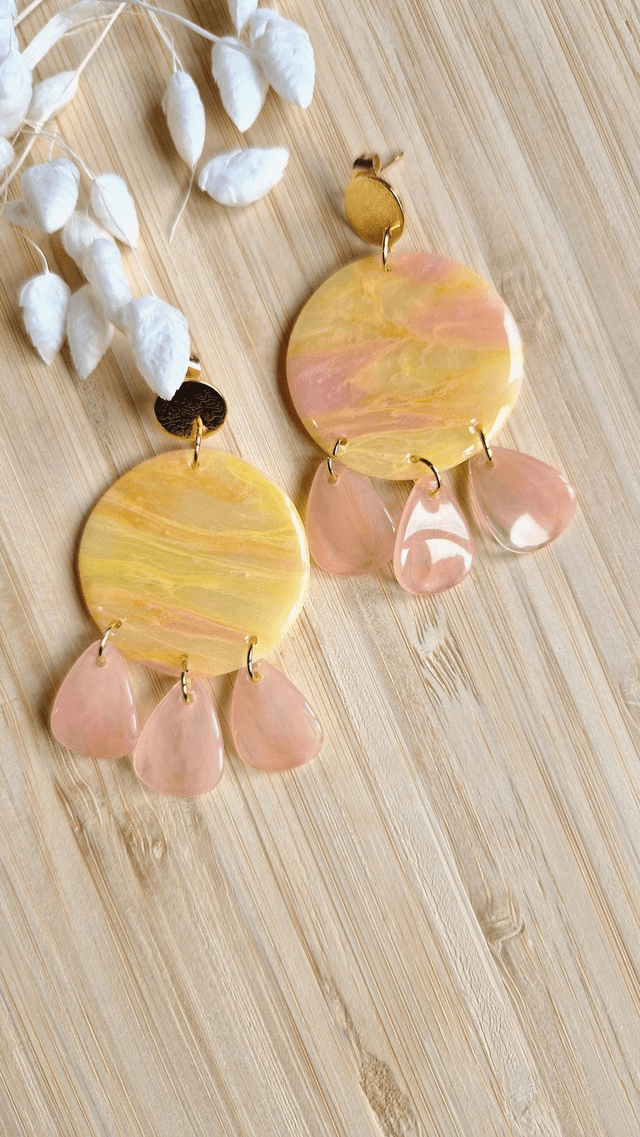  Été Enflammé - Boucles d'oreilles en pâte polymère et résine. 