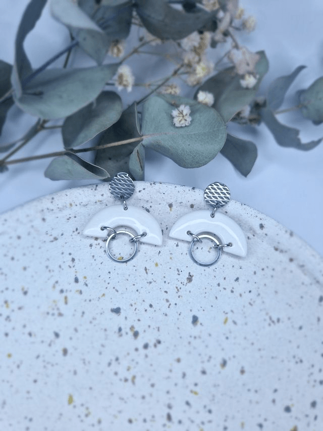 Éclat Lunaire - Boucles d'oreilles en pâte polymère et résine. 
