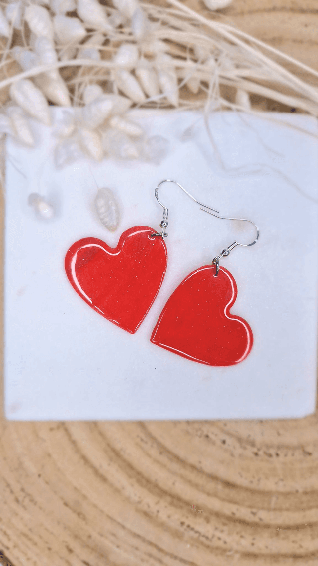 Rouge Passion - Boucles d&#039;oreilles en pâte polymère et résine.