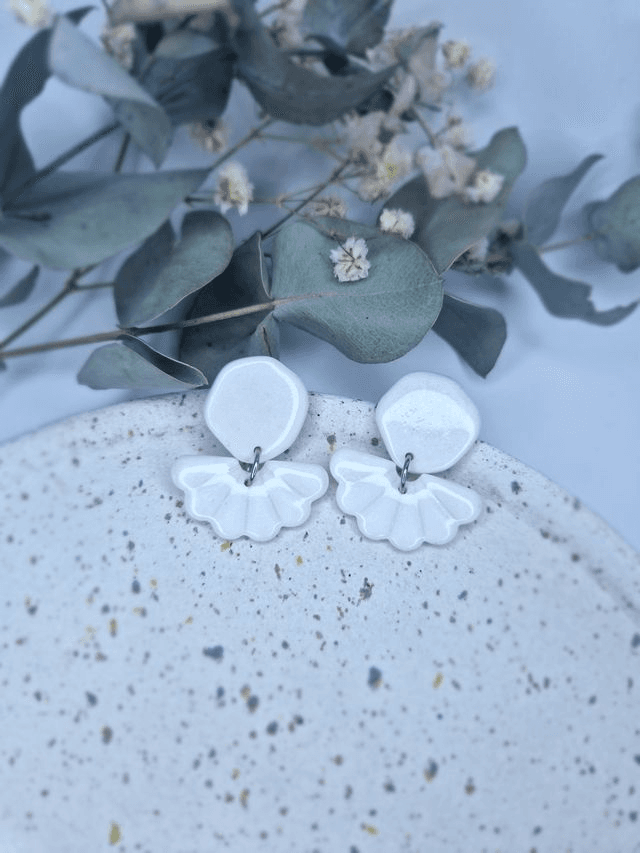 Éclat Lunaire - Boucles d&#039;oreilles en pâte polymère et résine. 