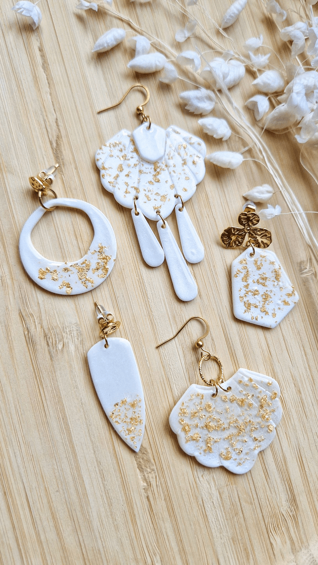 Éclat nacré doré - Boucles d&#039;oreilles en pâte polymère et résine.  