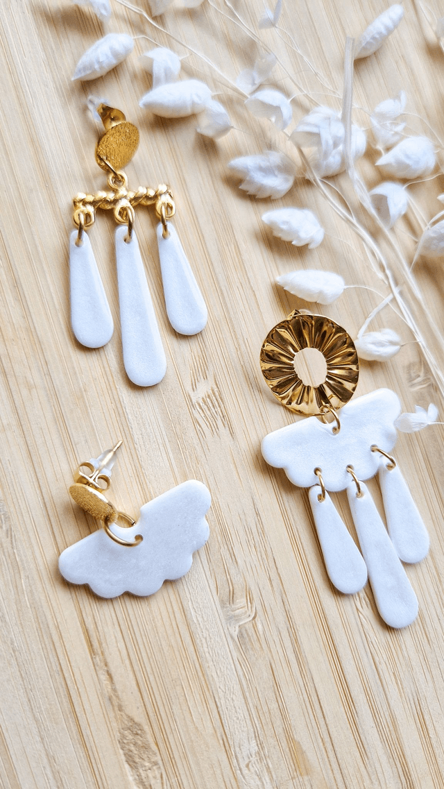 Éclat nacré - Boucles d&#039;oreilles en pâte polymère et résine. 