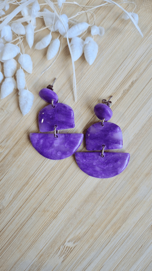 Lilas - Boucles d&#039;oreilles en pâte polymère et résine. 