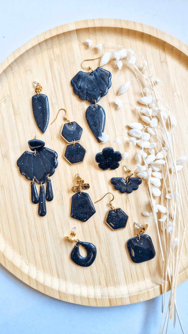 Noir Céleste - Boucles d&#039;oreilles en pâte polymère et résine. 