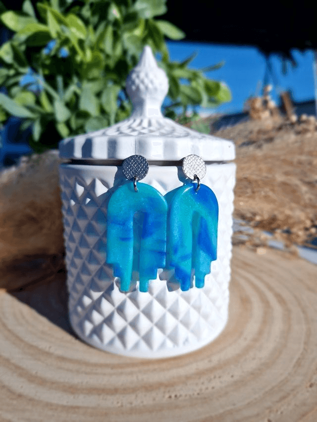 Surprenante - Boucles d&#039;oreilles en pâte polymère et résine. 
